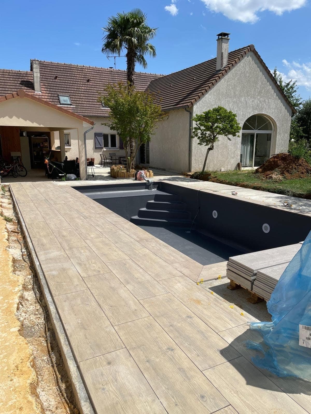Création d'une piscine avec sa terrasse, chantier réalisé par Artisans de France