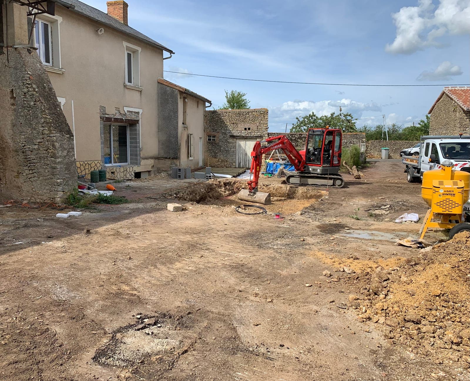 Terrassement et préparation d'un aménagement extérieur par Artisans de France