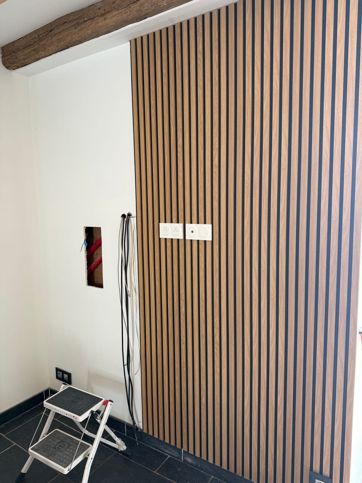 Mur décoratif en tasseaux de bois réalisé par Artisans de France