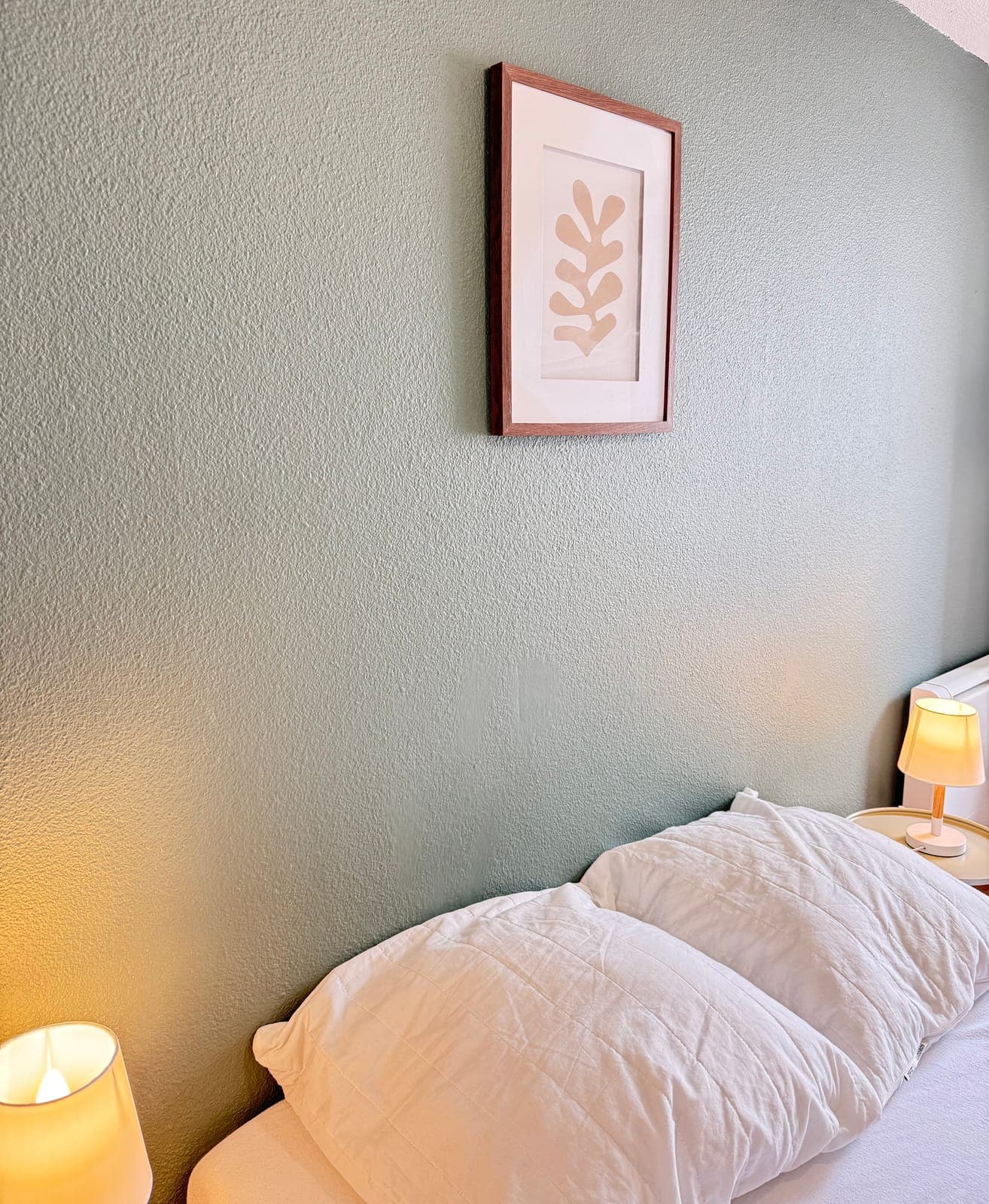 Chambre repeinte en vert sauge avec décoration, réalisée par Artisans de France
