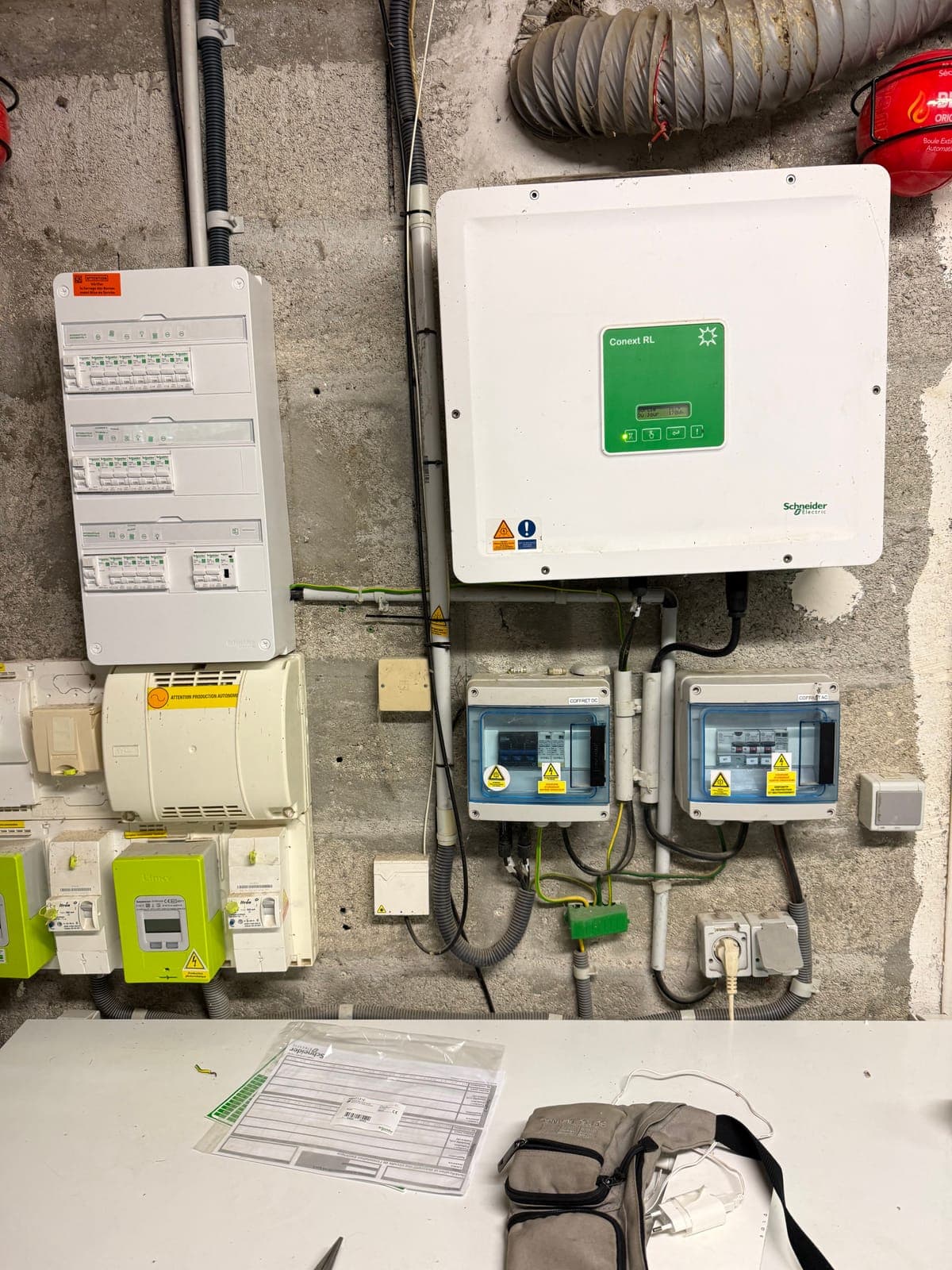 Tableau électrique et onduleur solaire installés aux normes par Artisans de France
