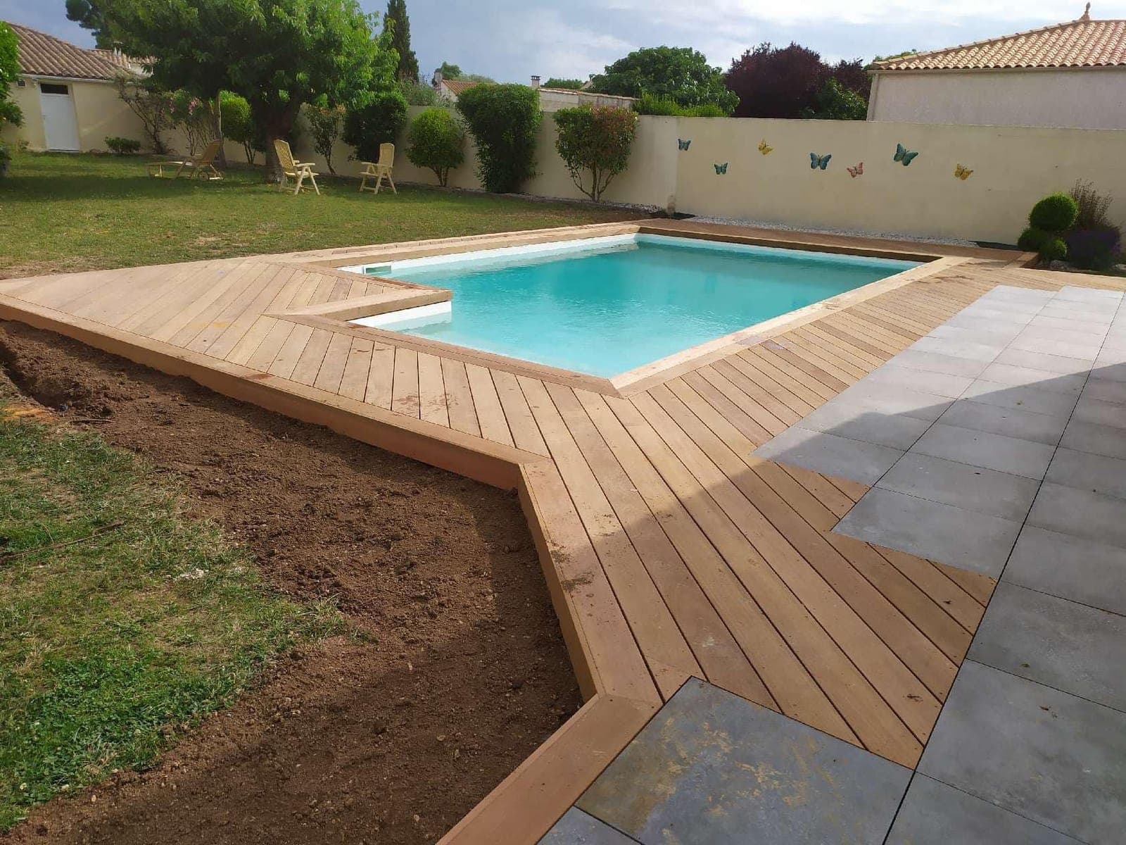 Terrasse en bois posée autour d'une piscine, par Artisans de France