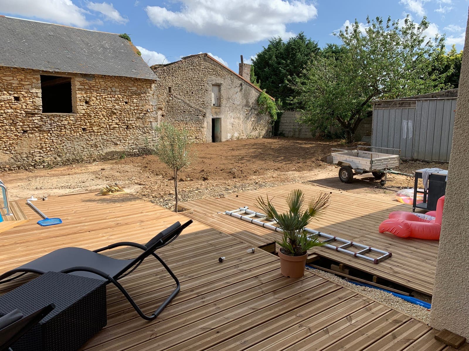 Terrasse en bois créée par Artisans de France dans un jardin