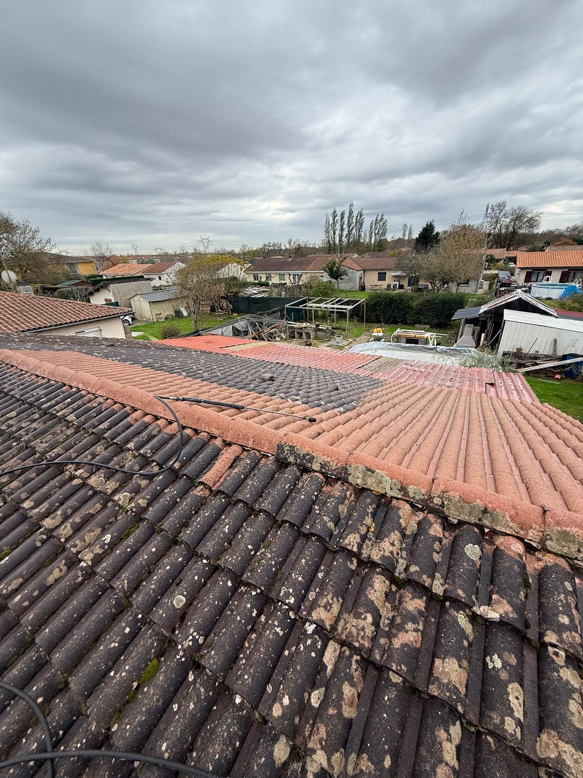 Démoussage de toiture : tuiles couvertes de mousse avant, propres après, par Artisans de France