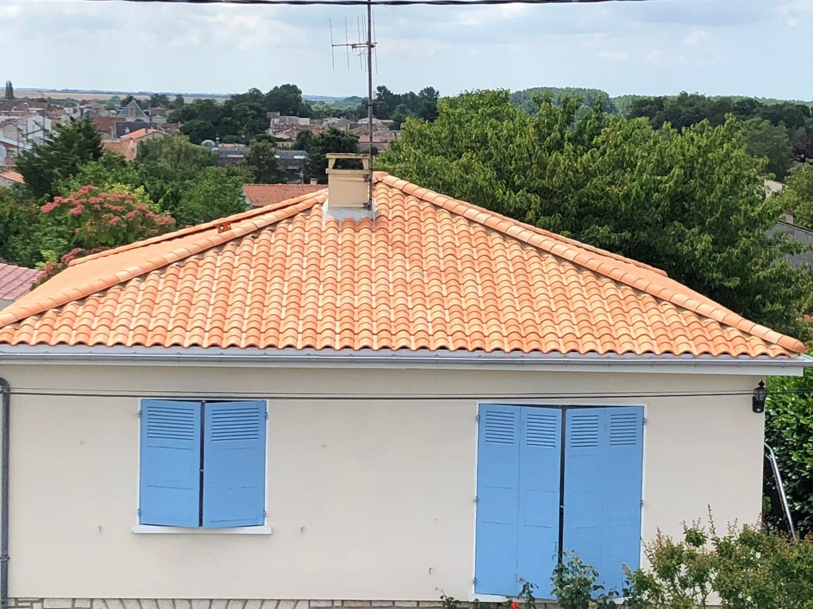 Changement de couverture : toiture en tuiles refaite à neuf par Artisans de France